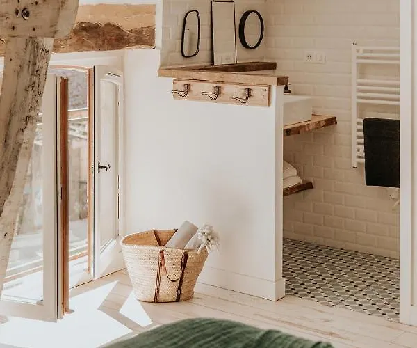 Bel Estiu לינה וארוחת בוקר 4*