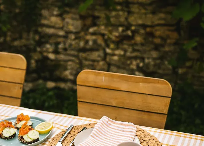 לינה וארוחת בוקר Bel Estiu 4*